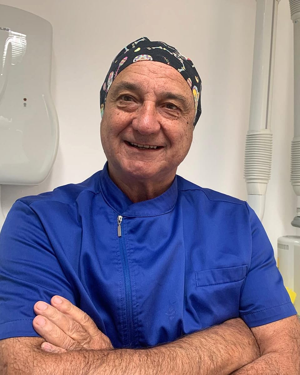 Il Dott. Franco Filipponi sorridente, in divisa blu, nella sala operativa dello studio