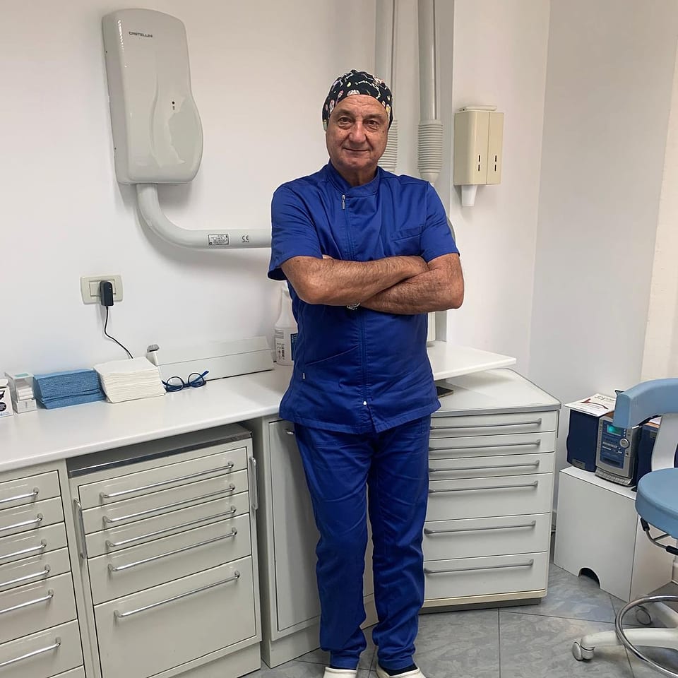 Il Dott. Franco Filipponi a braccia conserte nel suo studio di Falconara Marittima