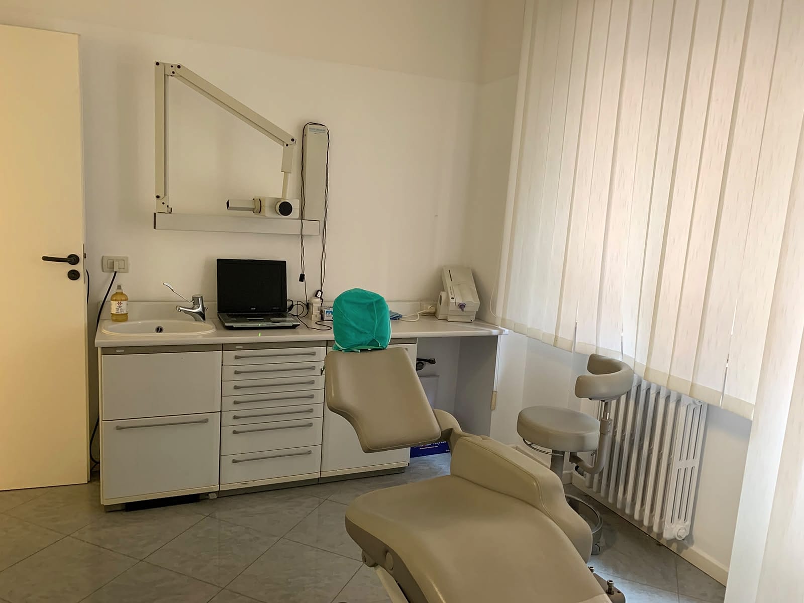 Seconda sala dello studio con poltrona odontoiatrica e apparecchio radiografico